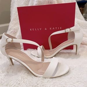 Kelly and Katie White Etilla sandal size 9